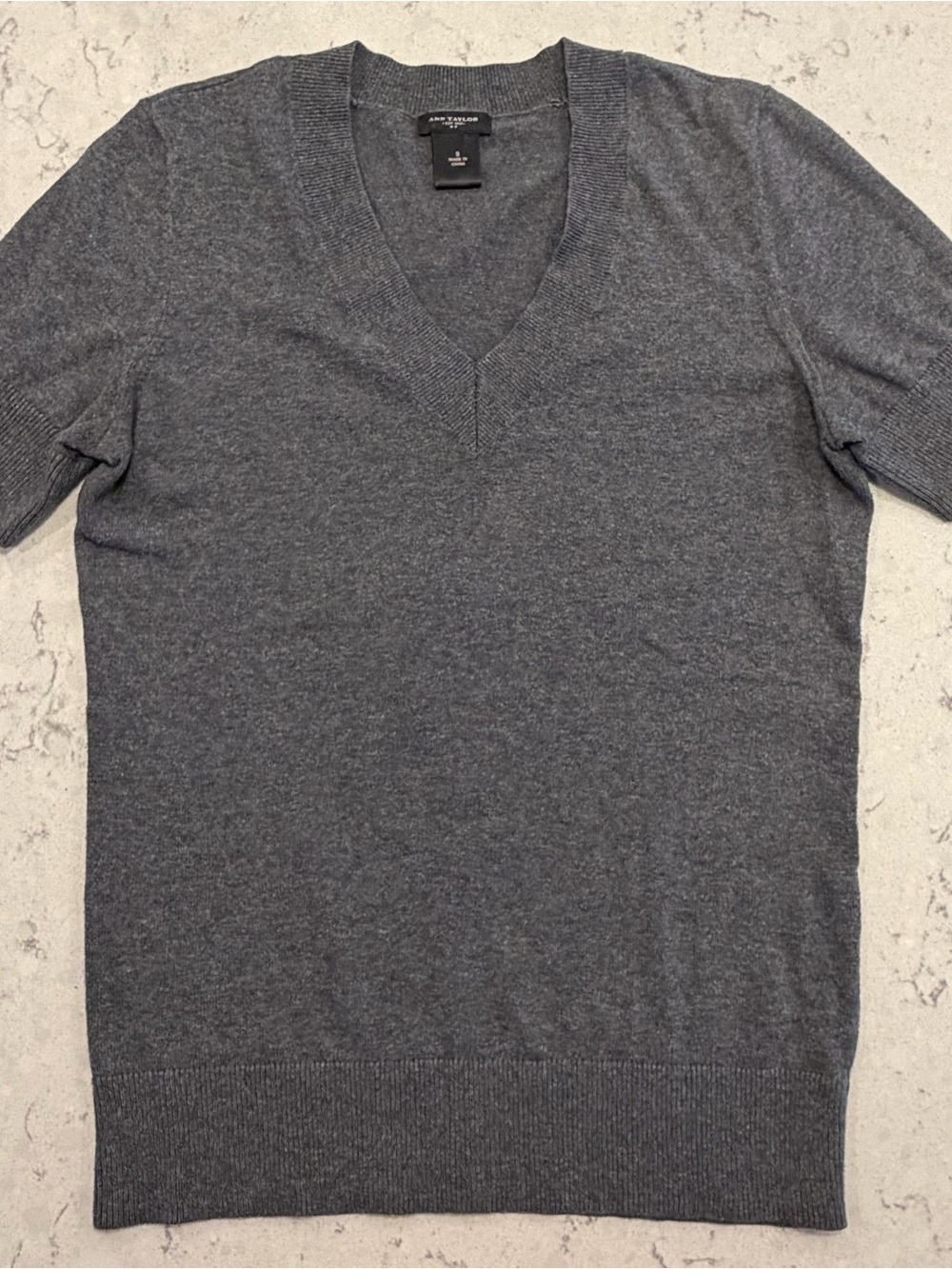 Ann Taylor Women's Gray Short Sleeve V-Neck Sweater - fits like XS
